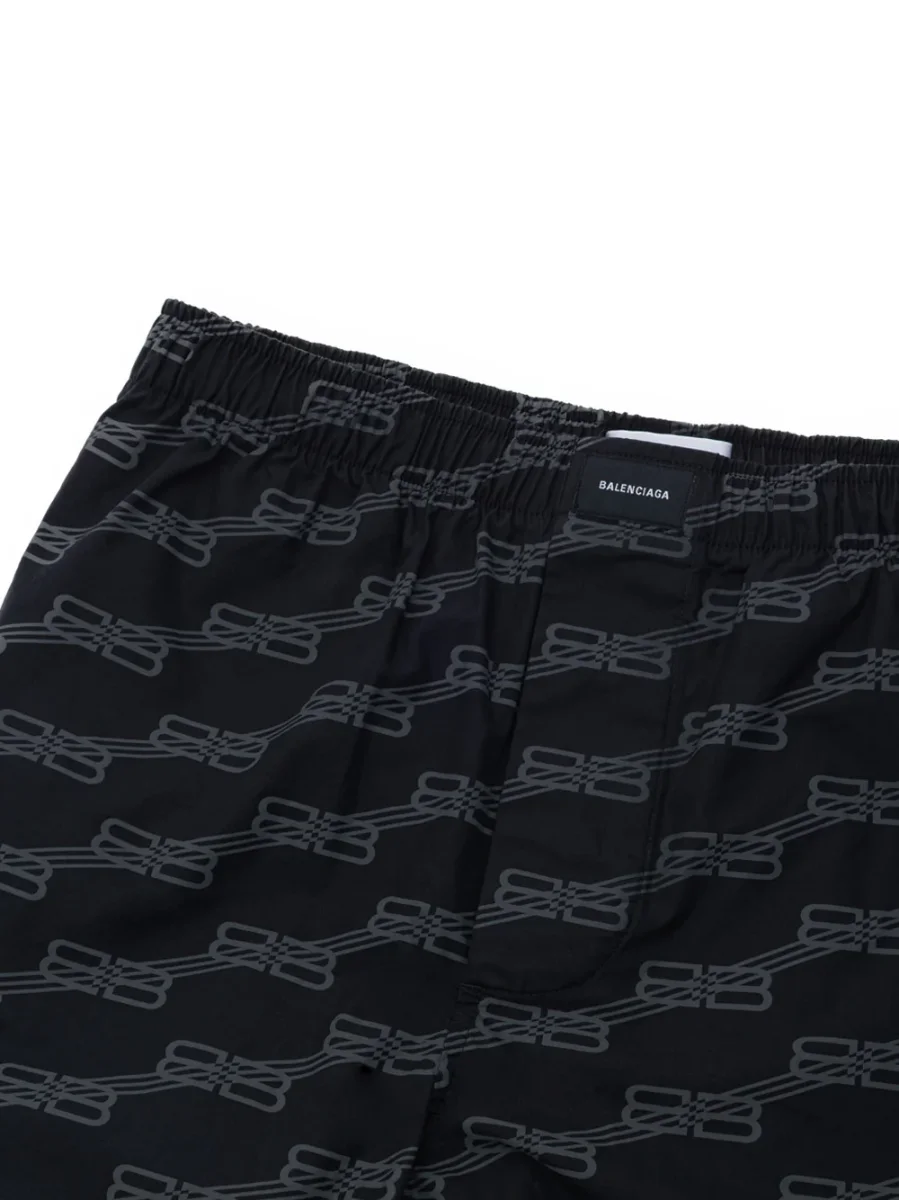Pantaloncino Shorts con Logo Allover Balenciaga - immagine 4