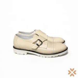 Scarpa elegante con strappo