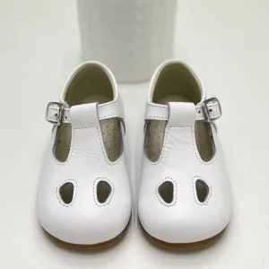 Scarpa con occhielli