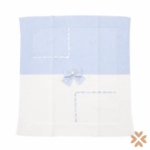 Coperta in filo celeste e bianco con fiocco – Primodì Bebè