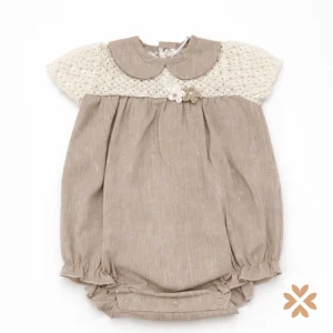 Pagliaccetto neonata in lino con inserto macramè - Teto e Tatta